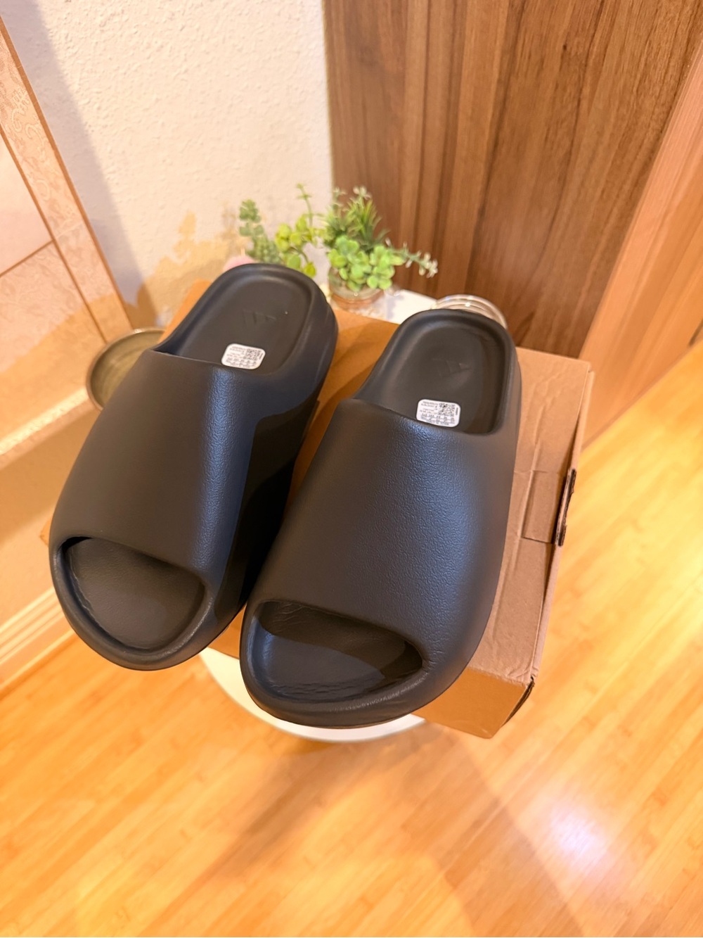 adidas Yeezy slides size 10